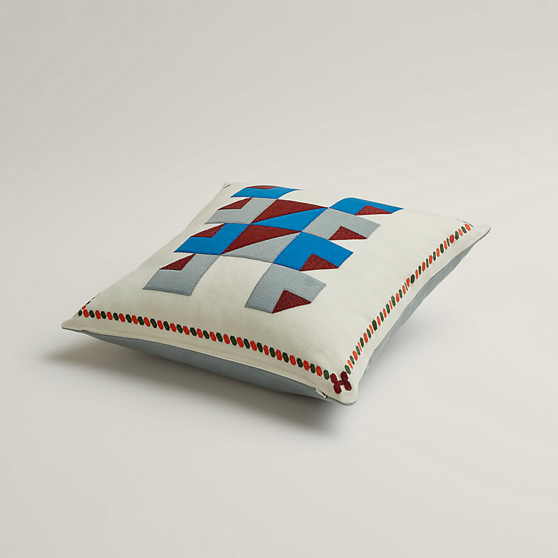 HERMES エルメス クッション 刺繍デザイン クッション 《アヴァロン》 GM | Hermès - エルメス-公式サイト